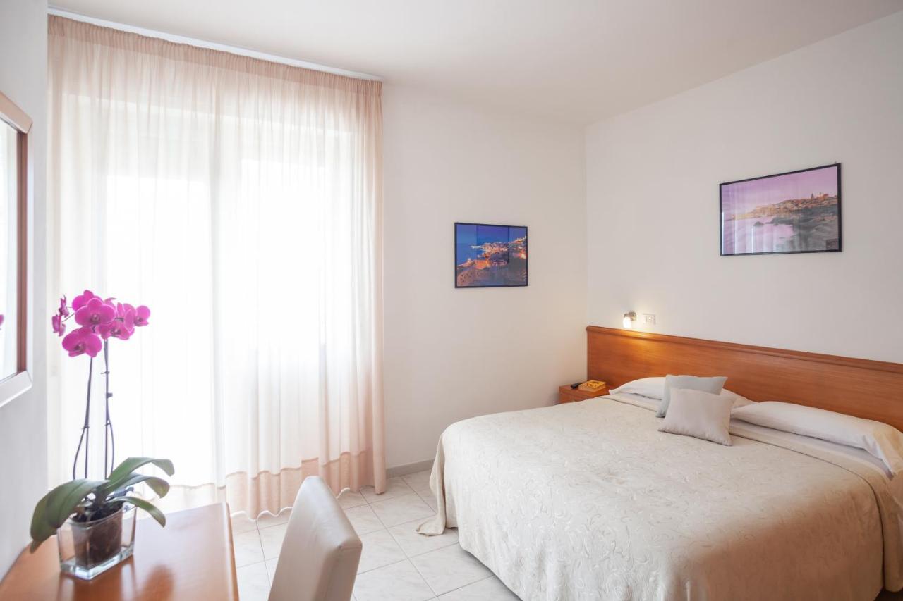 Hotel Viola กาเอตา ภายนอก รูปภาพ
