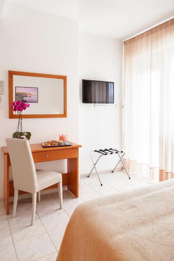 Hotel Viola กาเอตา ภายนอก รูปภาพ