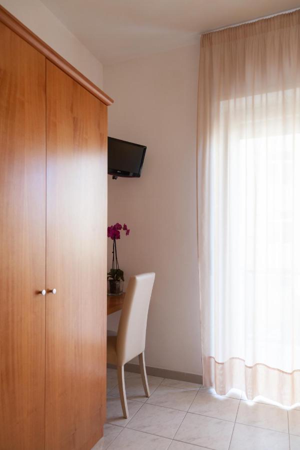 Hotel Viola กาเอตา ภายนอก รูปภาพ
