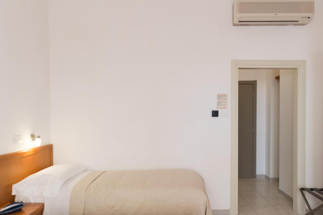 Hotel Viola กาเอตา ภายนอก รูปภาพ