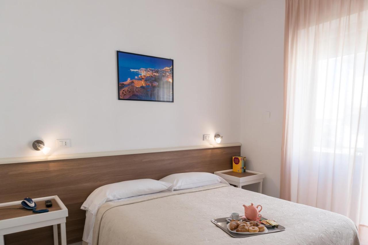 Hotel Viola กาเอตา ภายนอก รูปภาพ
