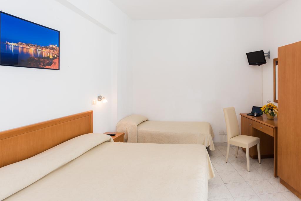 Hotel Viola กาเอตา ภายนอก รูปภาพ